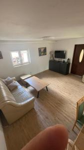 een woonkamer met een bank en een tafel bij Domek w Limanowej in Limanowa