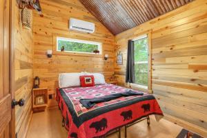 une chambre avec un lit dans une cabane en bois dans l'établissement RusTx Ranch Unit 3- Colorado, à Wimberley