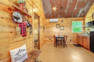 une cuisine et une salle à manger dans une cabane en rondins dans l'établissement RusTx Ranch Unit 3- Colorado, à Wimberley