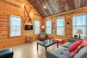 un salon avec un canapé et une table dans l'établissement RusTx Ranch Unit 3- Colorado, à Wimberley