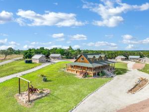 une vue aérienne sur une maison avec une grande maison dans l'établissement RusTx Ranch Unit 3- Colorado, à Wimberley
