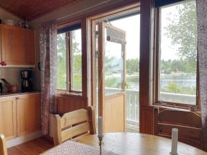 ein Esszimmer mit einem Tisch und einem großen Fenster in der Unterkunft 4 star holiday home in VÄDDÖ in Väddö