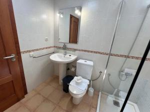 ein Badezimmer mit Toilette, Waschbecken und Dusche in der Unterkunft Anahi Homes Corralejo - Villa Dracaena 2 in La Oliva