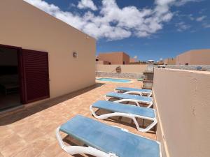 Der Swimmingpool an oder in der Nähe von Anahi Homes Corralejo - Villa Dracaena 2