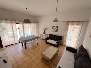 ein Wohnzimmer mit einer Couch und einem Tisch in der Unterkunft Anahi Homes Corralejo - Villa Dracaena 2 in La Oliva + 7 Fotos