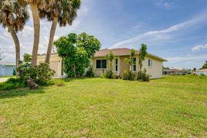 a house with palm trees in a yard at Casa Mar Van Beautiful Property with Heated Pool and Spa minutes to beaches and golf in Rotonda West