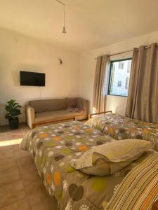 un soggiorno con due letti e un divano di Ehden's Skyline a Ehden