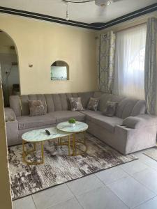 Area soggiorno di Greyline One Br with an Extra bed Bamburi