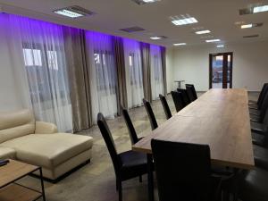 a conference room with a long table and chairs at Eden in Piatra Fantanele