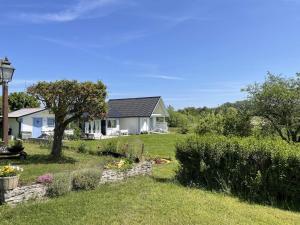 a house with a garden in front of it at Charming Garden Cottage in Levide in Hemse