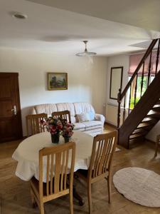 a living room with a table and a couch at Pensjonat Alpejski Dwór in Miedzygorze
