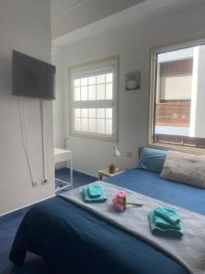 a bedroom with a bed with two towels on it at Vivienda Vacacional La Pepita in Santa Cruz de la Palma