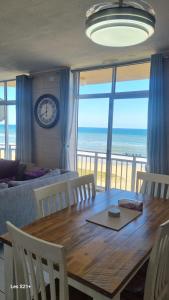 阿曼济姆托蒂Albatros 506的一张可以看到海景的餐桌