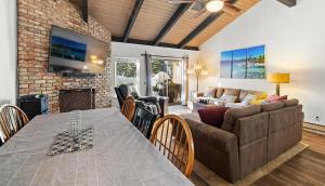 een woonkamer met een tafel en een bank bij Tahoe Townhome-Lake-Beach-Pool-Amenities in Incline Village