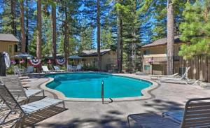 een zwembad met stoelen en een huis bij Tahoe Townhome-Lake-Beach-Pool-Amenities in Incline Village