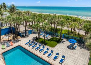 Bazén v ubytování Crystal Beach Suites Miami Oceanfront Hotel nebo v jeho okolí + 24 fotografií