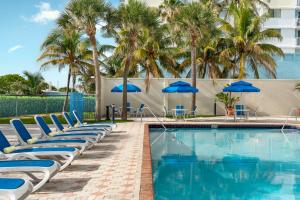 Bazén v ubytování Crystal Beach Suites Miami Oceanfront Hotel nebo v jeho okolí