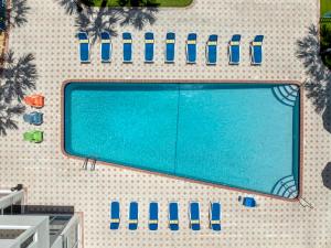 Bazén v ubytování Crystal Beach Suites Miami Oceanfront Hotel nebo v jeho okolí
