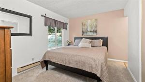 een slaapkamer met een bed en een raam bij Tahoe Townhome-Lake-Beach-Pool-Amenities in Incline Village +29 foto's