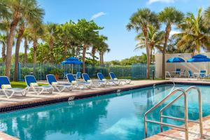 Bazén v ubytování Crystal Beach Suites Miami Oceanfront Hotel nebo v jeho okolí