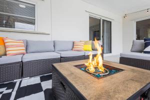 sala de estar con sofá y hoguera en Modern Family Pool Home Near Beach Vibes, en Hollywood