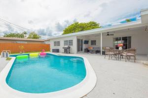 una piscina en el patio trasero de una casa en Modern Family Pool Home Near Beach Vibes, en Hollywood