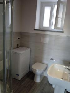 a bathroom with a toilet and a sink at CASA CHICA in Roddi