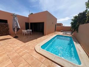 Bazén v ubytování Anahi homes Corralejo -Villa Codeso 3 nebo v jeho okolí