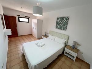 Postel nebo postele na pokoji v ubytování Anahi homes Corralejo -Villa Codeso 3 + 6 fotografií