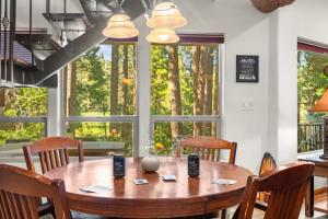 Fotografie z fotogalerie ubytování The Fairway Hideaway Game Room Outdoor Dining Near Lake Arrowhead v destinaci Lake Arrowhead