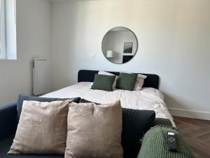 Katil atau katil-katil dalam bilik di La suite - King bed - Spacieux - Calme