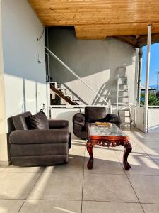 a living room with two chairs and a coffee table at Nelis Guesthouse 