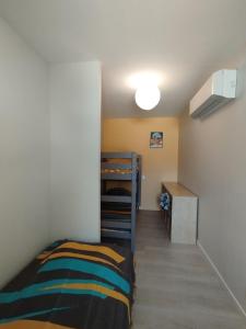 Postel nebo postele na pokoji v ubytování Le Sarlat, logement éco-conçu, 7 pers