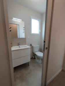 Koupelna v ubytování Le Sarlat, logement éco-conçu, 7 pers + 23 fotografií