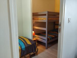 Postel nebo postele na pokoji v ubytování Le Sarlat, logement éco-conçu, 7 pers