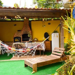 a hammock and a bench in a house at Casa dos franceses guesthouse ilha grande in Abraão