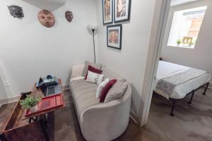 Katil atau katil-katil dalam bilik di Chic Lower-Level Stay - Prime Walkable Locale
