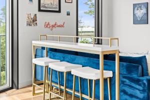 Un bar en una sala de estar con un sofá azul. en Luxury 2bd2ba Next to the Airport 4389, en Boston