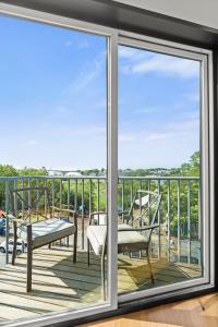 una vista desde el balcón de una casa en Luxury 2bd2ba Next to the Airport 4389, en Boston