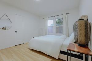 Katil atau katil-katil dalam bilik di Charming Modern House With Botanic Garden