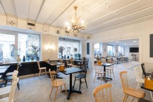 a restaurant with tables and chairs and a bar at Garner Hotel Cologne - Engelbertz by IHG in Cologne