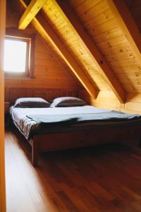 Giường trong phòng chung tại Wooden house Brezni +33 ảnh