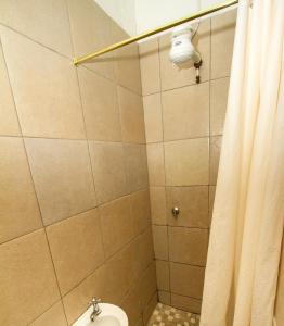 Ένα μπάνιο στο Lodge Luxe, Cozy Bedrooms, Free WiFi, Robust Security
