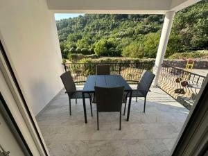 バールにあるApartman Aki 2の眺めの良いバルコニーにテーブルと椅子が置かれている