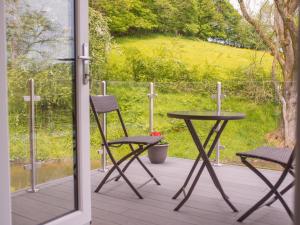 a patio with a table and chairs on a porch at Kites Nest-Qu7488 in Highgate