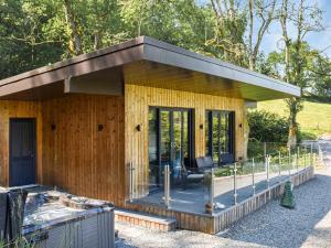 a small wooden house with a roof at Kites Nest-Qu7488 in Highgate