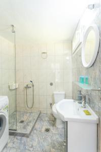 A bathroom at Eden apartments Paliouri- Concordia apartment
