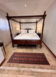 Un dormitorio con una cama grande con marco de madera. en Concordia Boutique Venue, en Midrand