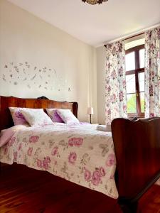 a bedroom with a bed and a window with butterflies on the wall at Dworek Mazurski Ruś Gospodarstwo Agroturystyczne in Ruś