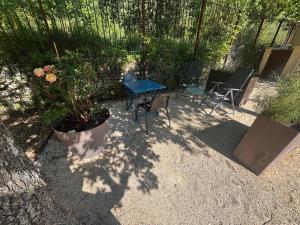Vonkajšia záhrada v ubytovaní Gite cosy entre Gordes et Isle sur la Sorgue